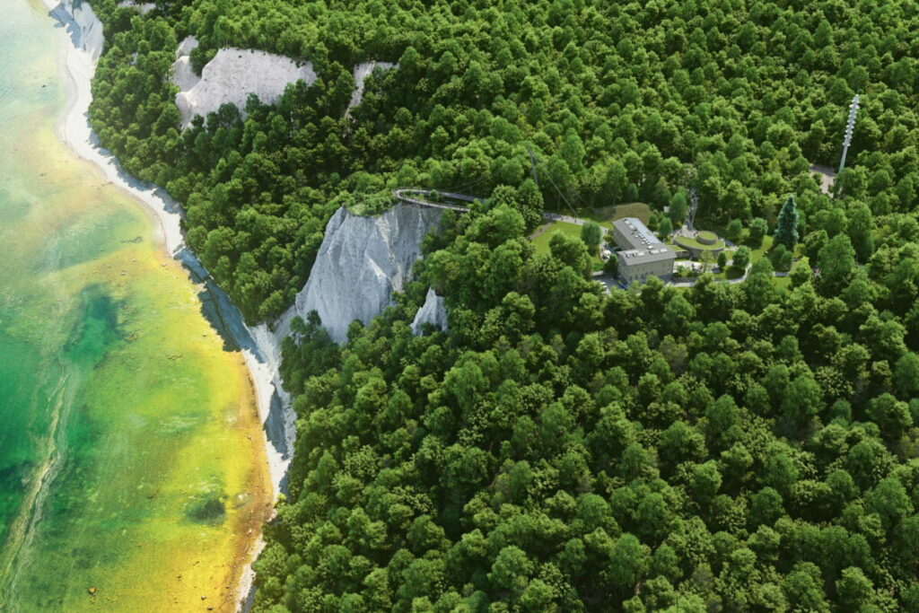 Visualisierung Skywalk Rügen: Der Blick auf den Skywalk Königsstuhl an den Kreidefelsen – (c) Nationalpark-Zentrum KÖNGISSTUHL-Liebnau