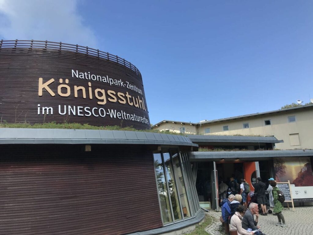Das ist das Nationalpark Zentrum Königsstuhl - gegen Eintritt zu besuchen