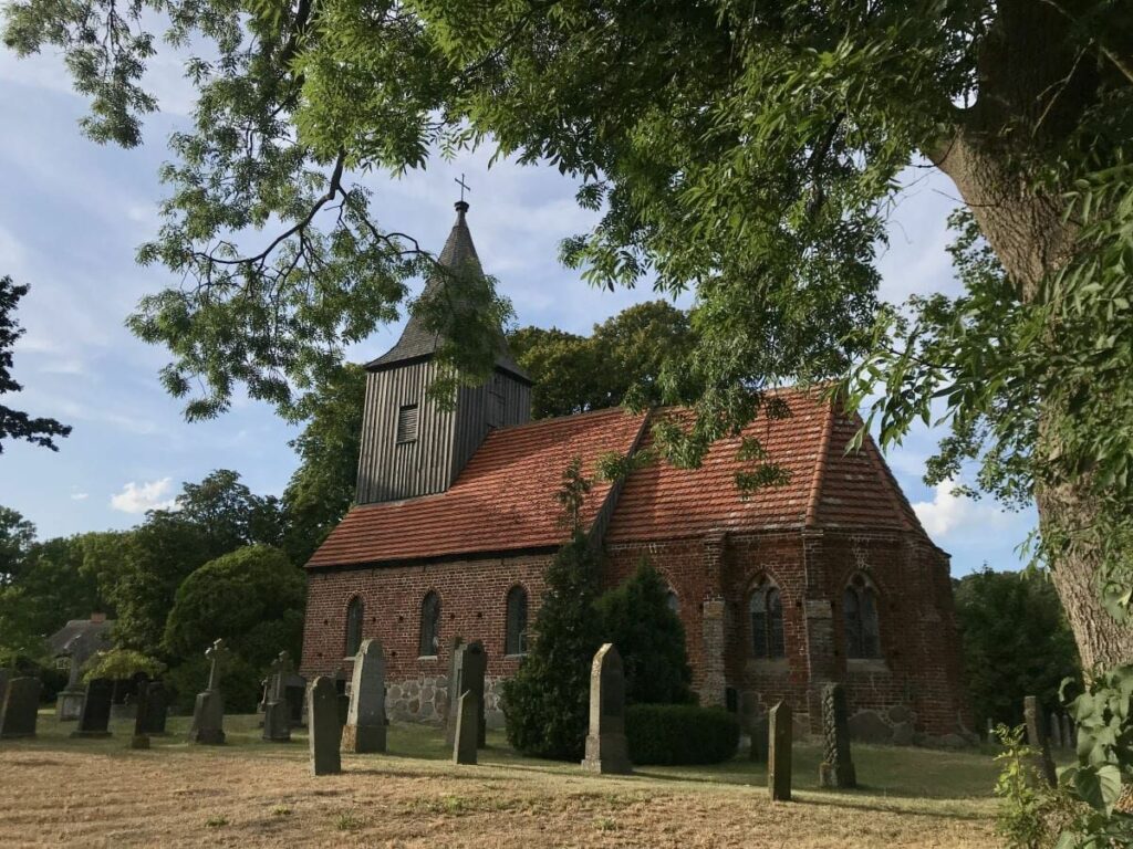 Mönchgut Rügen Sehenswürdigkeiten: Die Dorfkirche in Groß Zicker mit dem historischen Firedhof