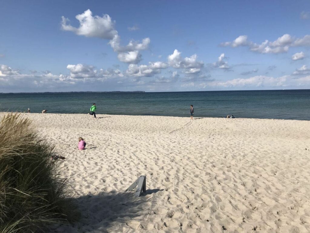 Rügen Strand mit viel Sand! Entdecke die kilometerlangen Sandstrände auf der Ostseeinsel