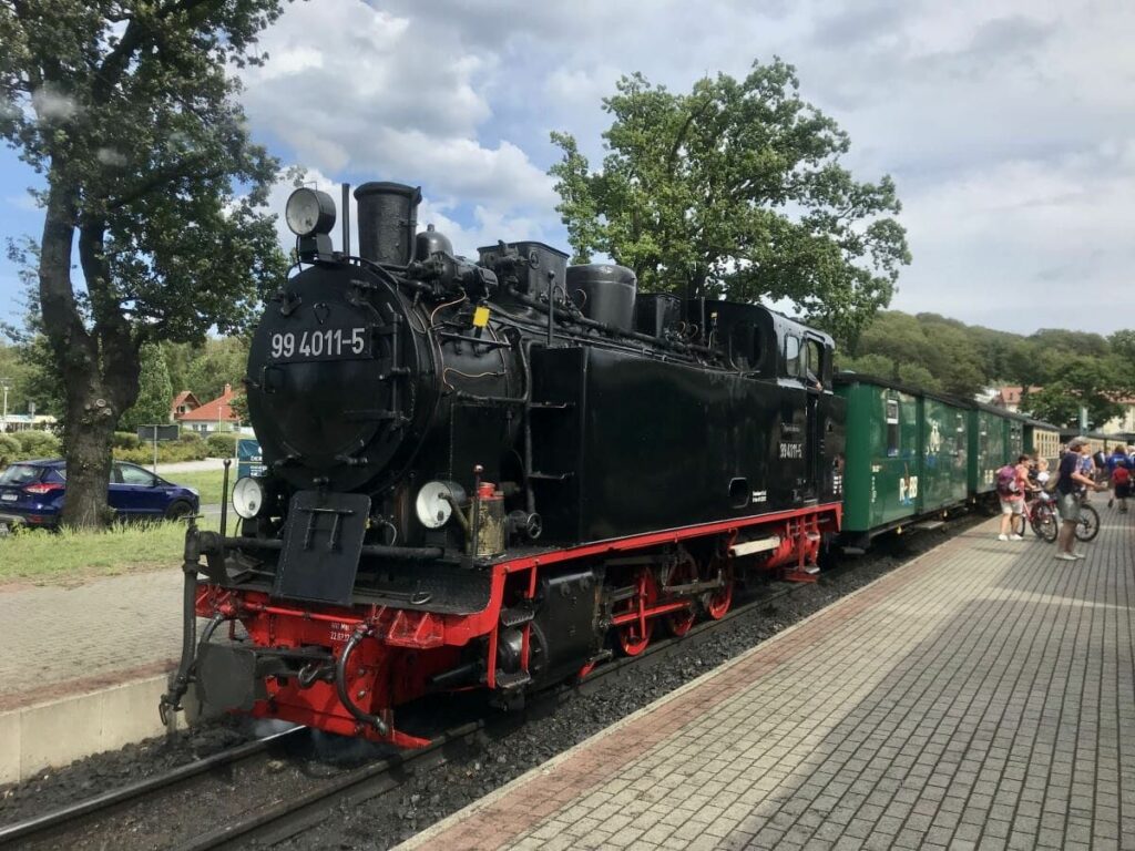 Rasender Roland - der Dampfzug zwischen Putbus und Göhren ist eine der gerne besuchten Rügen Sehenswürdigkeiten