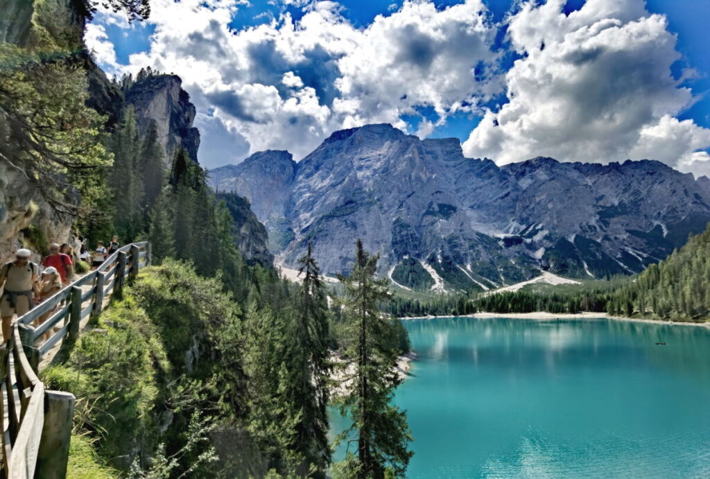 Die Dolomiten Felsen am Pragser Wildsee