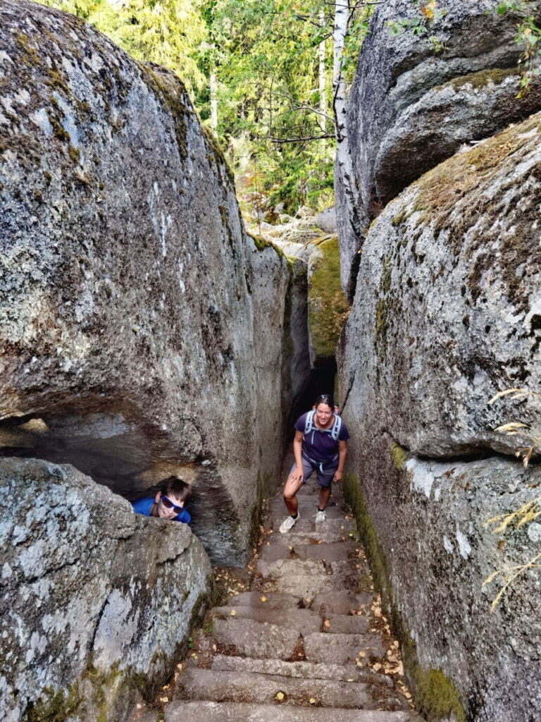 Zwischen den Felsen auf schmalen Wegen - im Felsenlabyrinth