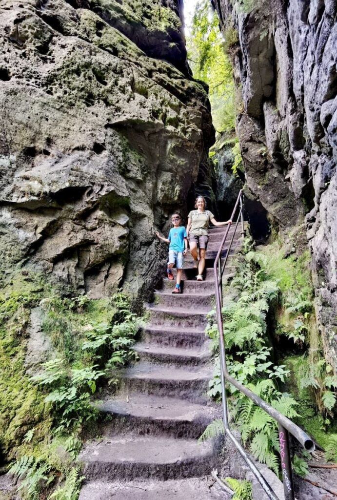 Meterhohe Felsen der Schwedenlöcher