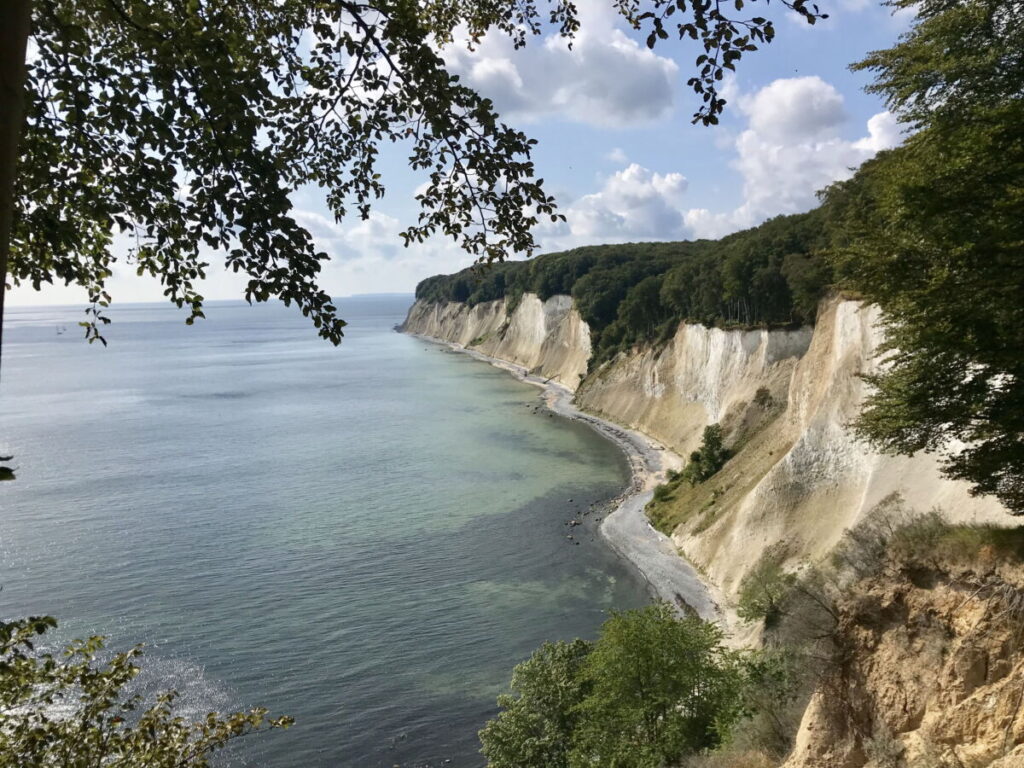 Vom Hochuferweg hast du den berühmten Blick auf die Steilküste Rügen