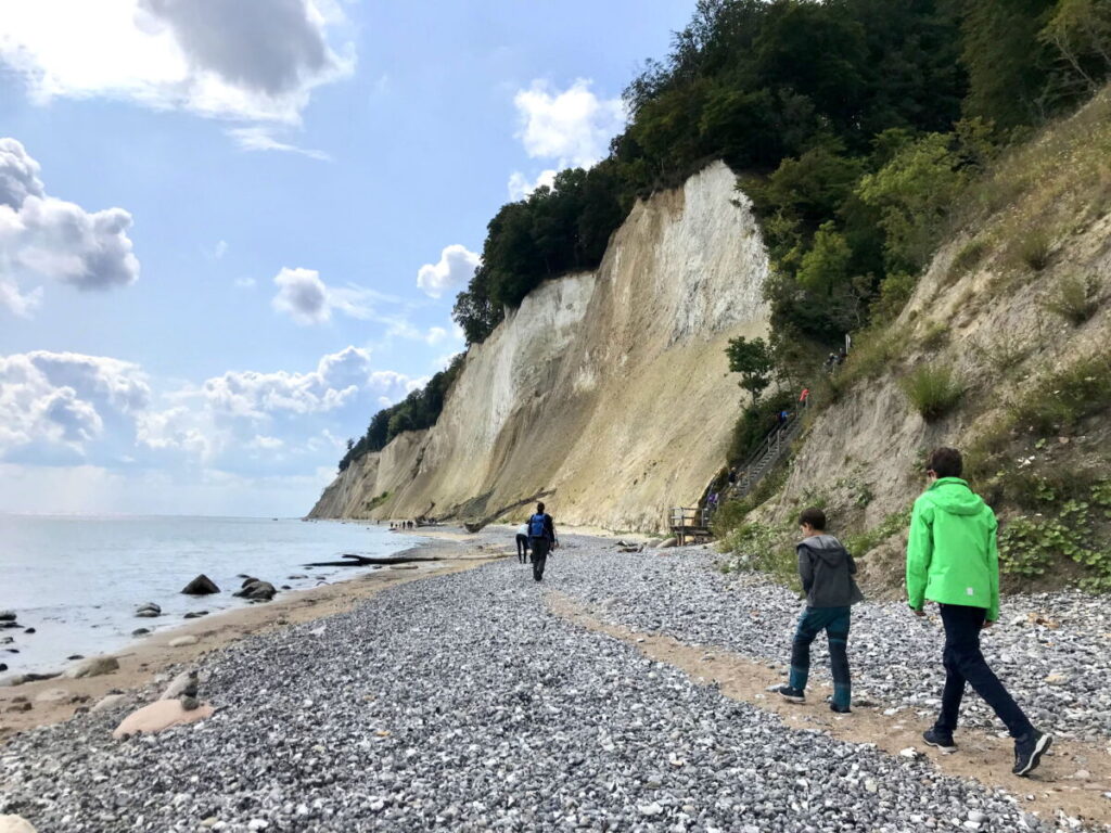 Die riesige Steilküste Rügen vom Strand aus gesehen - siehst du die Treppe im Bild? So erkennst du die Dimensionen