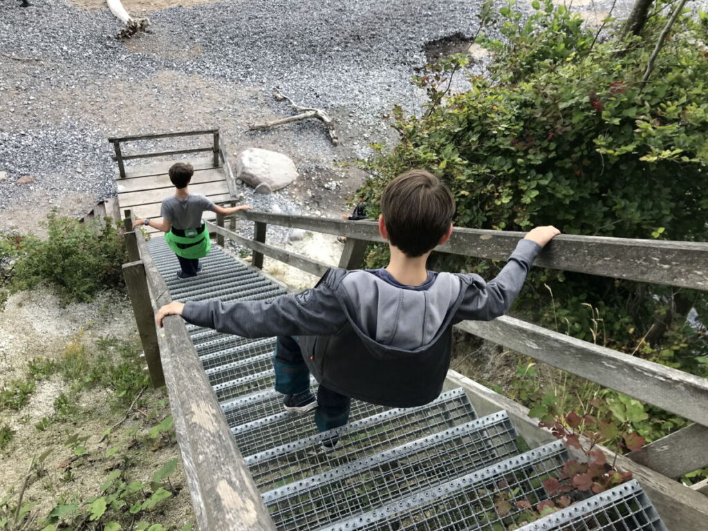 Es gibt nur zwei Abgänge vom Hochuferweg an den Strand, hier die Treppe beim Kieler Bach