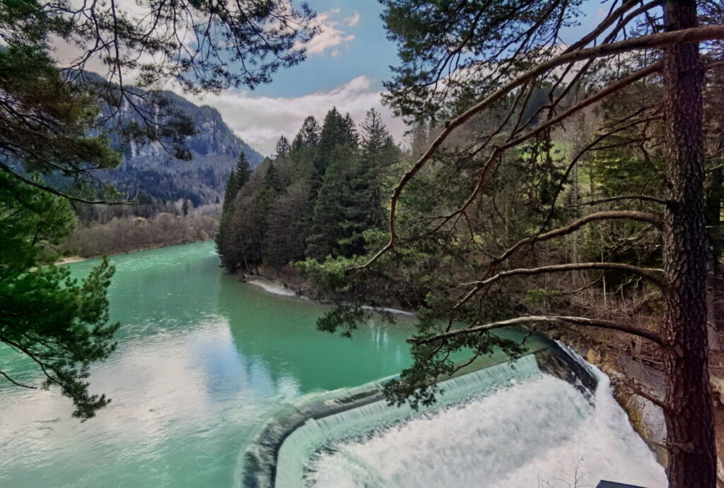 Von den Felsen am Lechfall sieht man im Frühling wenig: Das viele Schmelzwasser versteckt sie