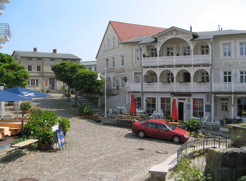 Sassnitz Altstadt mit Blick auf eines historischen Gebäude, 