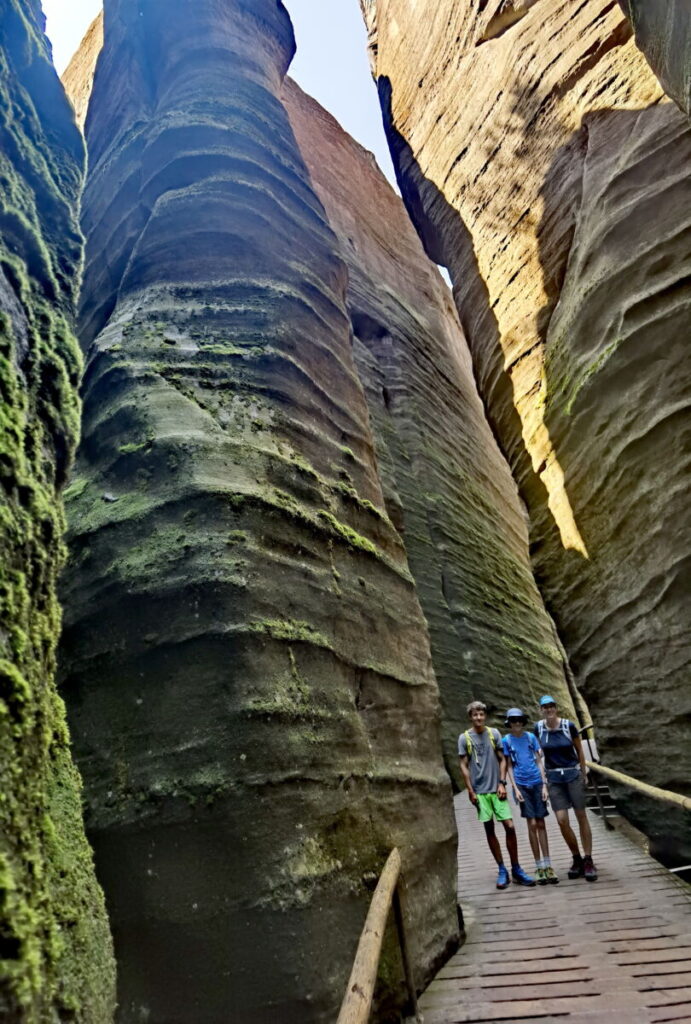 Meterhohe Felsen bilden eine faszinierende Kulisse in der Adersbacher Felsenstadt