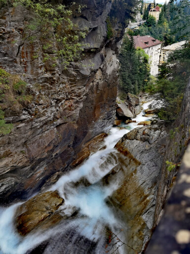 Meterhohe Felsen umgeben den Gasteiner Wasserfall in den Alpen