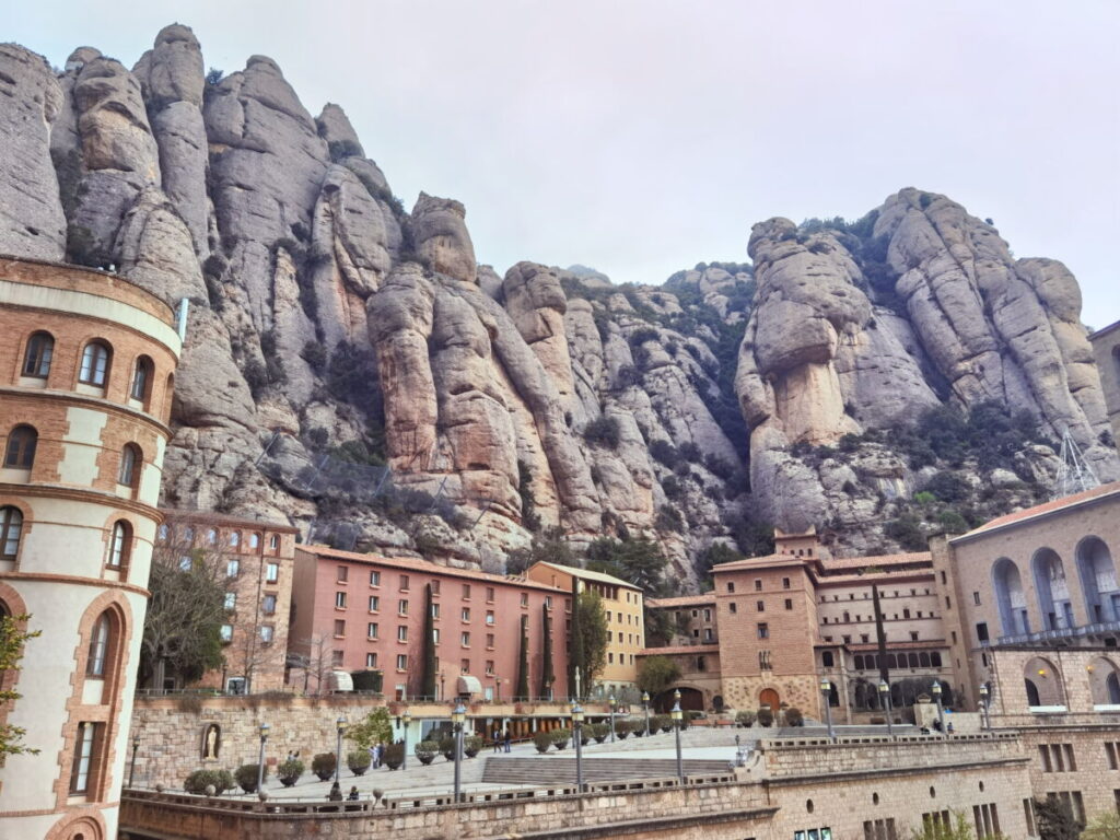 Die Felsen in Montserrat mit dem berühmten Kloster, nahe Barcelona