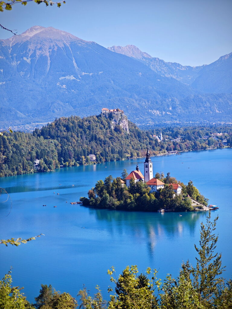 Der Bleder See mit der Burg auf dem Felsen - Julische Alpen
