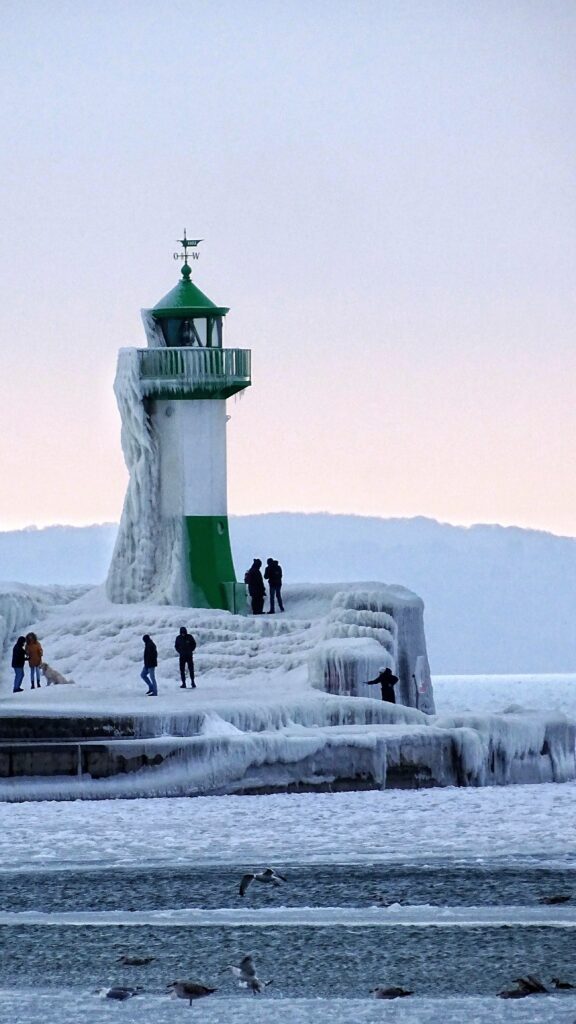 Leuchtturm Sassnitz schockgefrostet in kalten Wintern